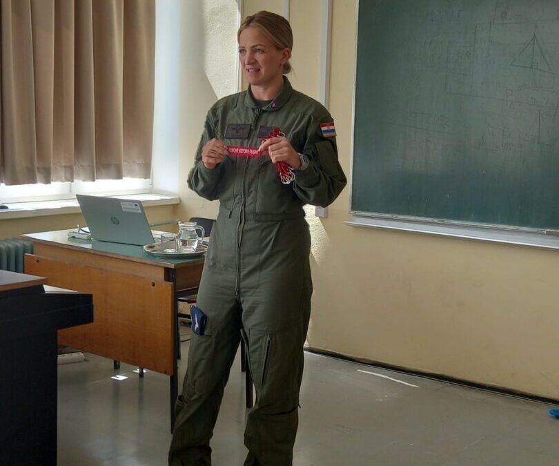 Kako postati vojna pilotkinja